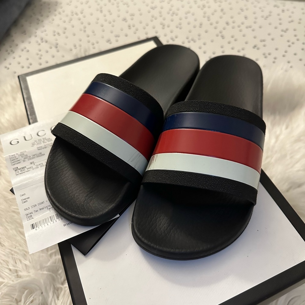 GUCCI SLIDES.